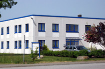 Gebäude mit blauen Fenstern 