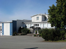 Einfamilienhaus mit vielen Fenstern