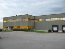 Gebäude mit gelben Fenstern