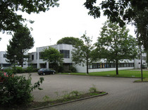 Weißes längliches Gebäude