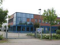 Gebäude mit blauem Erdgeschoss