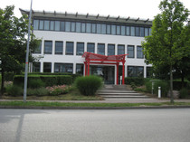 Gebäude mit rotem Eingangsbereich