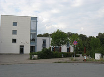 Gebäude mit Einfahrt