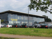 Autohaus mit Glsfassade